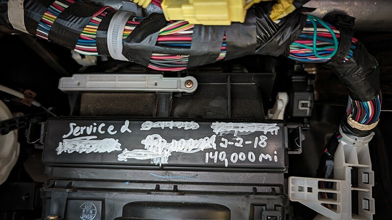 Many belt gauges use a series of teeth, placed in the belt's grooves, to determine wear.