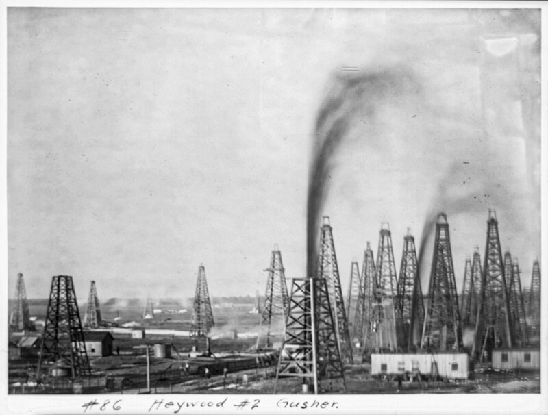 Heywood #2 gusher [Spindletop, Beaumont, Port Arthur, and vicinity, Texas - oil industry]. 