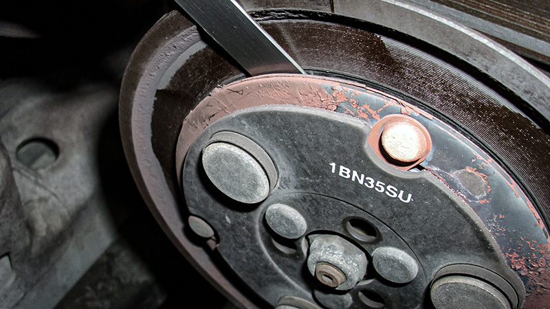 Many belt gauges use a series of teeth, placed in the belt's grooves, to determine wear.