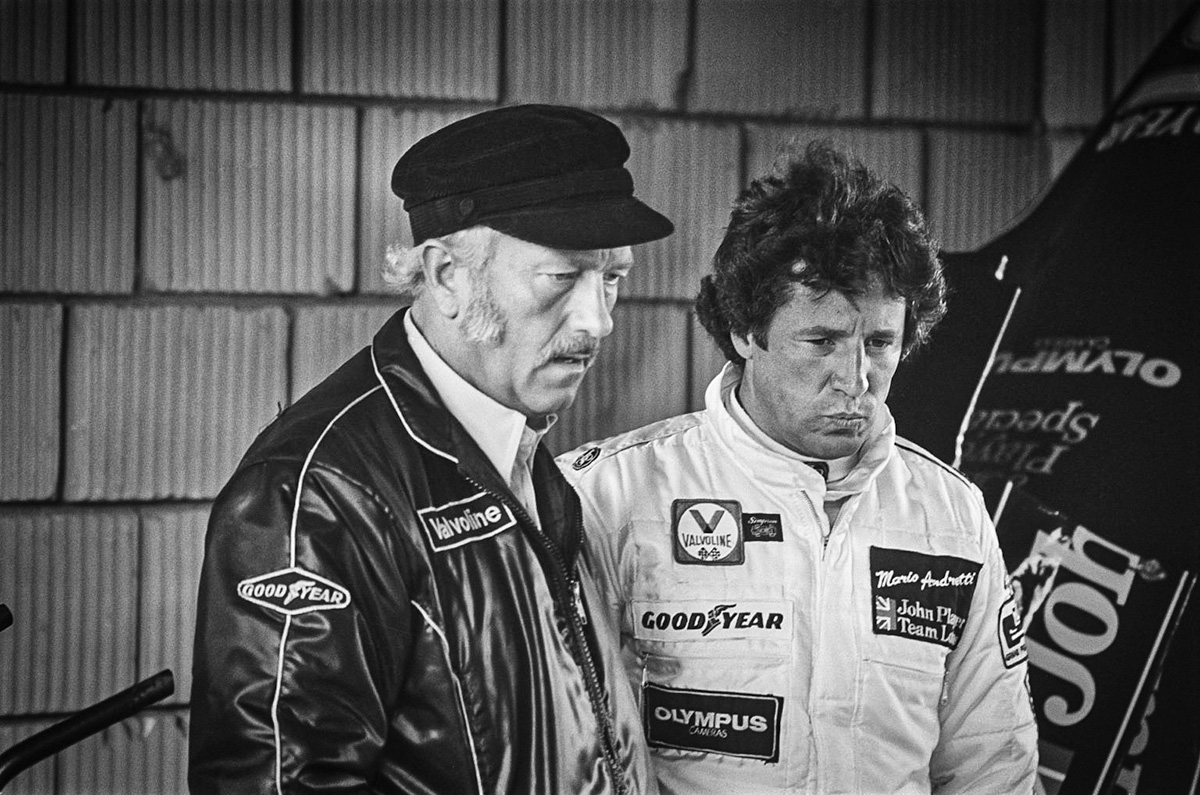 Many belt gauges use a series of teeth, placed in the belt's grooves, to determine wear.