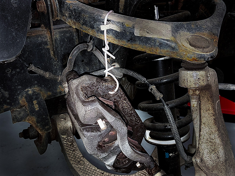 Many belt gauges use a series of teeth, placed in the belt's grooves, to determine wear.