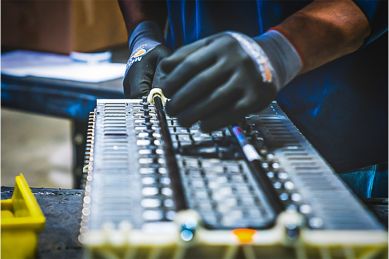 Many belt gauges use a series of teeth, placed in the belt's grooves, to determine wear.